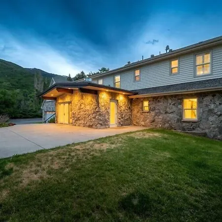 Villa Hobbs Mill With Theatre, Ping Pong, And Pet-Friendly